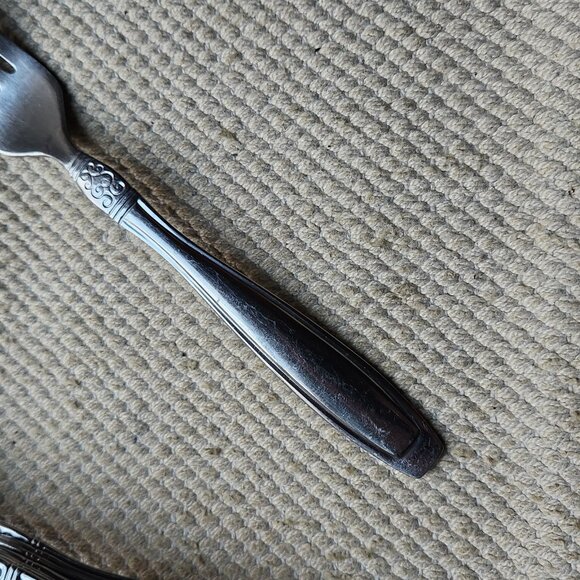 ONEIDA Flatware Vista Pattern 48 Pieces stainless Serves 7 + forks knives spoons - Picture 4 of 9